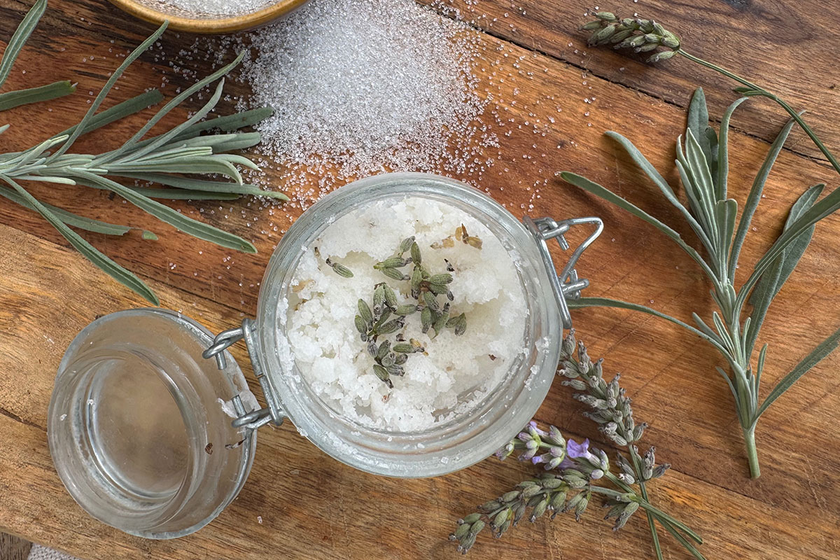 Potje met lavendelscrub, suiker en lavendeltakjes